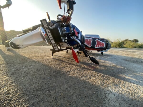 "Hero X Pulse 200 bike par black crash guard installed, engine aur body protection ke liye"